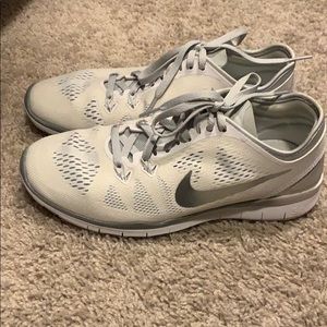Lightly used Nike Free Trainer 5.0 sz 7